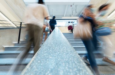 Merdivenlerdeki tanınmayan insanların iç görünüşü