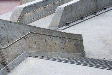 Boş modern yaya geçidi ve merdiven boşluğu