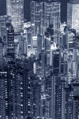 Geceleri Hong Kong 'da yüksek binalar inşa ediliyor.