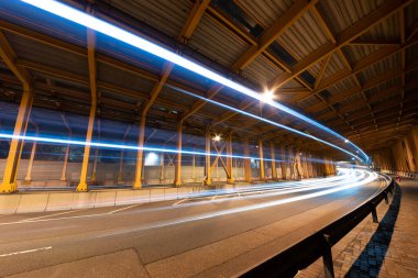 Tüneldeki ışık yolları ve trafik ışıkları. Ulaşım arkaplanı