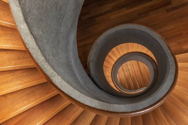 Modern spiral merdivenlerin içi. Modern mimari soyut arkaplan