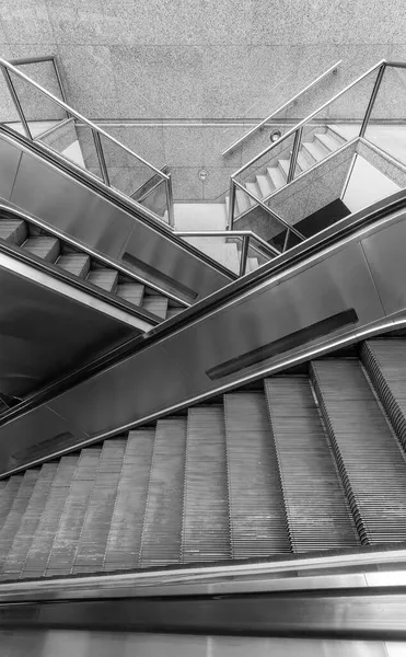 Escaleras Mecánicas Escaleras Forma Cruz Edificio Moderno Fondo Abstracto — Foto de Stock