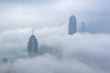 Hong Kong şehrinin merkezinde sisli bir gökdelen.