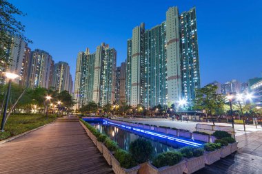 Geceleri Hong Kong 'daki kamu arazisindeki yüksek binalar ve parklar.