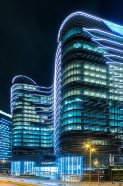 Geceleri Hong Kong 'un şehir merkezindeki modern bina.