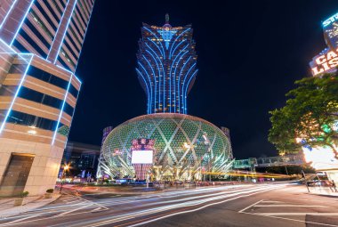 Macau, Çin - 30 Haziran 2016: 30 Haziran 2016 tarihinde Macau 'da Grand Casino Lisboa. Macau dünyanın en iyi kumarhane pazarıdır ve Lisboa Kumarhanesi şehrin en tanınmış kumarhanelerinden biridir..
