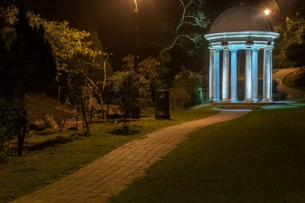 Parkdaki klasik çardak manzarası. 