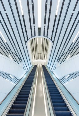 Modern mimaride yürüyen merdivenin iç görünümü