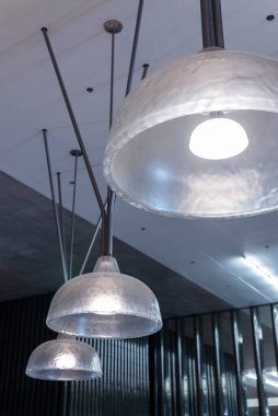 Aydınlatma dekorasyonunun ayrıntıları modern iç mekanda asılı