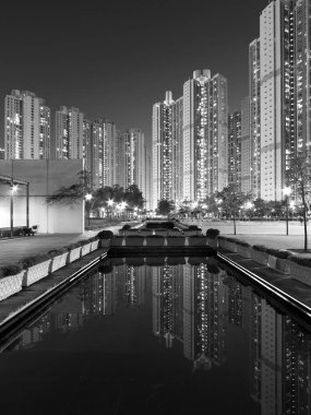 Geceleri Hong Kong 'daki kamu arazisindeki yüksek binalar ve parklar.