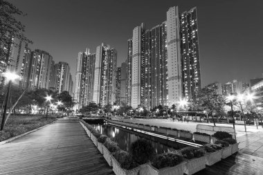 Geceleri Hong Kong 'daki kamu arazisindeki yüksek binalar ve parklar.