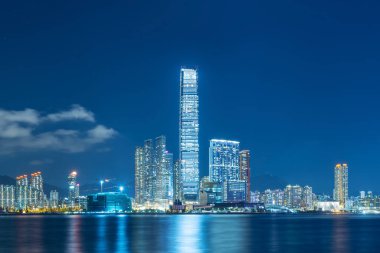 Geceleri Hong Kong şehrinin Victoria limanının gökyüzü manzarası