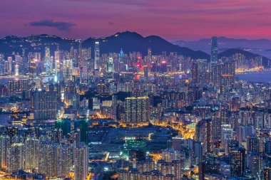 Alacakaranlıkta Hong Kong şehrinin hava manzarası.