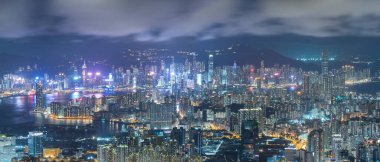 Hong Kong şehrinin gece manzarası.