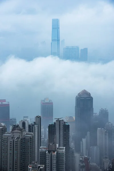 香港市区的摩天大楼在雾中 — 图库照片