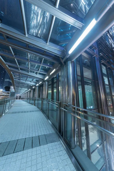 Modern yaya geçidi ve Hong Kong 'un şehir merkezi.