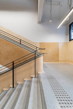 Eski binadaki merdiven manzarası