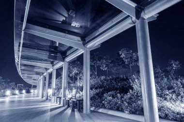 Geceleri parkta boş modern yaya geçidi