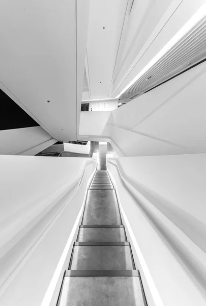 Innenansicht Einer Leeren Futuristischen Treppe Moderne Gebäude Abstrakten Hintergrund — Stockfoto