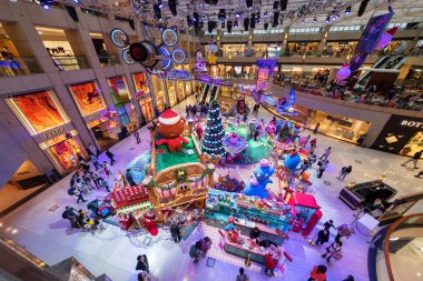 Hong Kong, Çin - 17 Aralık 2021: Hong Kong 'daki alışveriş merkezinde Noel ağacı ve süslemesi