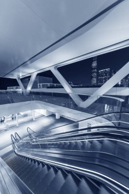 Modern binanın yürüyen merdiveni ve merdiveni