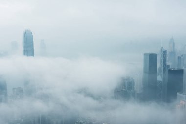 Hong Kong şehrinin merkezinde sisli bir gökdelen.