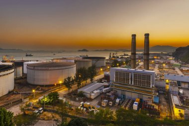 Gün batımında Hong Kong 'da elektrik santrali.