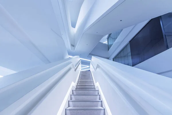내부에서는 미래의 계단이 보인다 추상적 배경을 만드는 현대의 — 스톡 사진