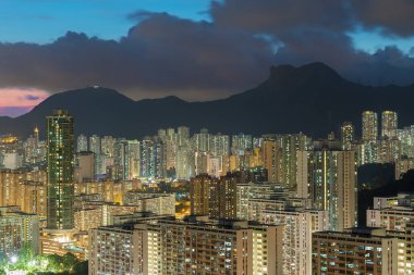 Dağ Aslanı Kayası ve alacakaranlıkta Hong Kong şehrinin ufuk çizgisi.