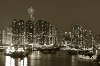 Hong Kong şehrindeki gökyüzü ve liman manzarası