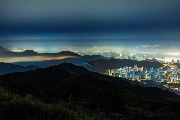 香港城市天际线在雾中的夜景 — 图库照片