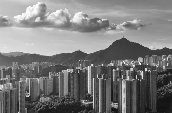 香港的高层住宅楼宇及山岭 — 图库照片