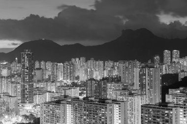 Dağ Aslanı Kayası ve geceleri Hong Kong şehrinin ufuk çizgisi