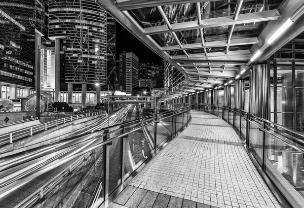 Paisagem Noturna Passarela Pedonal Moderna Centro Cidade Hong Kong — Fotografia de Stock