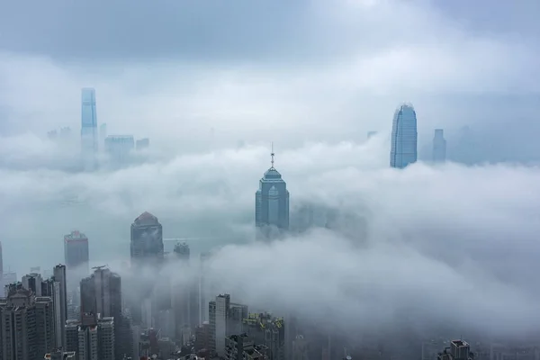 Ουρανοξύστης Στο Κέντρο Της Πόλης Του Χονγκ Κονγκ Στην Ομίχλη — Φωτογραφία Αρχείου