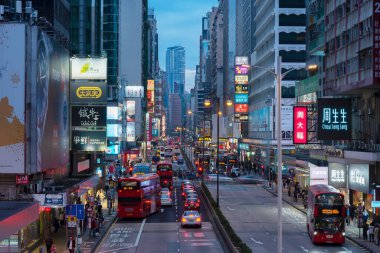 Hong Kong, Çin - 20 Ocak 2022: Hong Kong 'daki Mongkok Bölgesi' nde gökdelen ve trafik. Kowloon Yarımadası 'ndaki Mongkok, Hong Kong' un en yoğun ve kalabalık bölgesidir.