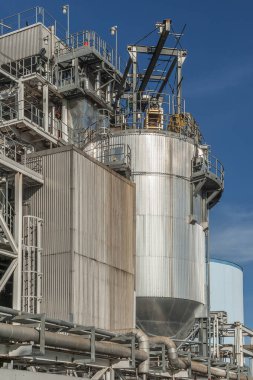 Petrol rafinerisindeki boru hattı ve silindir. 