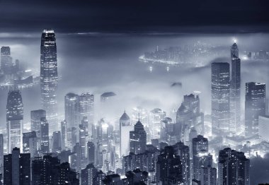 Hong Kong şehir içinde Victoria harbor sisli gece görünümü