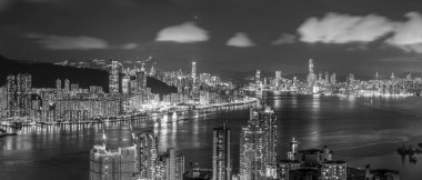 Hong Kong 'un Victoria limanının gece manzarası.