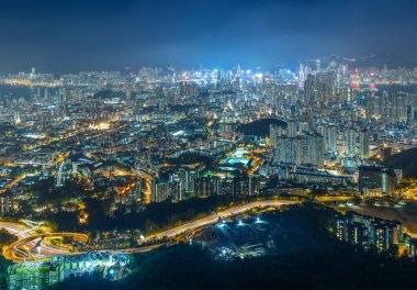 Hong Kong şehrinin hava manzarasının gece manzarası. 