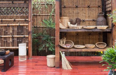 Doğu bahçesindeki ahşap dolap ve bambu kapısının detayları.