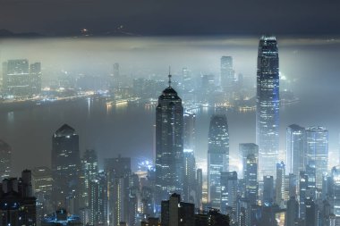 Hong Kong şehrinin Victoria limanının sisli manzarası.