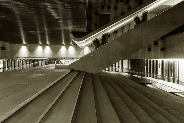 Внутренний Вид Лестницы Эскалатора Современной Архитектуре — стоковое фото