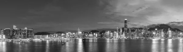 夕暮れ時の香港のビクトリア港のパノラマの風景 — ストック写真