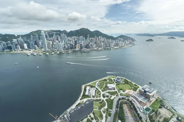 Hong Kong 'un Victoria limanının hava görüntüsü.