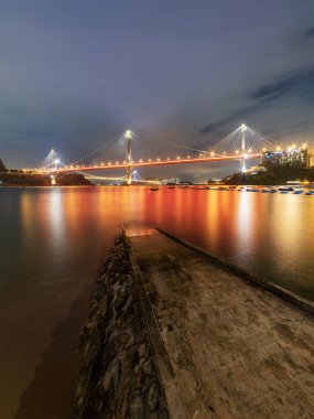 Geceleri Jetty ve Hong Kong Köprüsü 'nün Idyllic manzarası