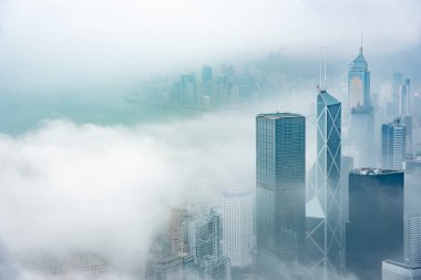 Hong Kong şehrinin merkezinde sisli bir gökdelen.