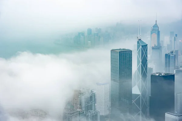 Hong Kong Şehrinin Merkezinde Sisli Bir Gökdelen — Stok fotoğraf