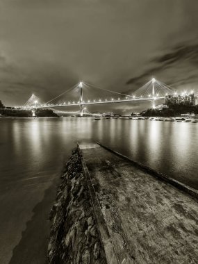Geceleri Jetty ve Hong Kong Köprüsü 'nün Idyllic manzarası