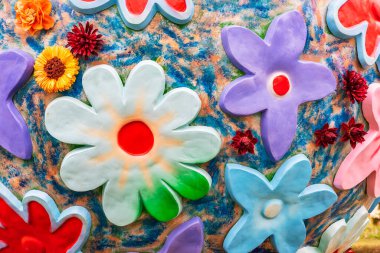 Plastik el, çiçek süslemesi. Soyut renkli doğal arkaplan